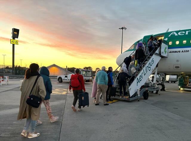 アイルランドから次の目的地イタリアへ飛び立つ小型飛行機。バスや電車に乗り込むように、気軽に国外へ脱出するアイルランド人が多い