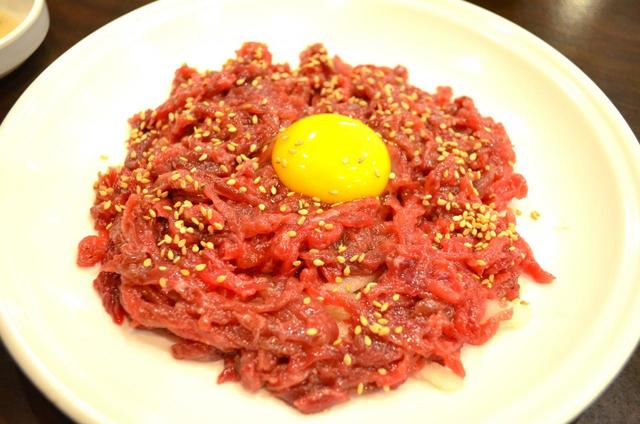 ユッケ（200グラムで約1700円）は、下に梨を切り刻んだものが敷かれている。この二者も相性抜群