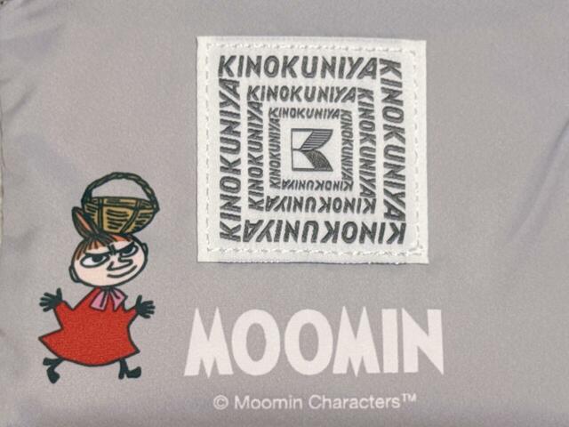 【紀ノ国屋×MOOMINコラボ】「ムーミンコンパクト リトルミイ」折りたたんだ状態は、グレーカラーにリトルミイのアートが映えるかわいくておしゃれなデザイン♪