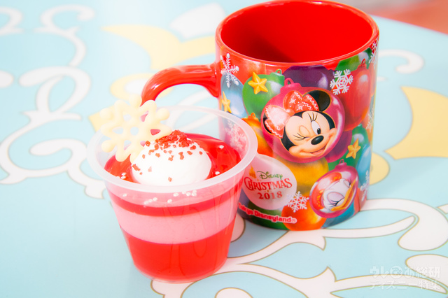 アップルゼリー&ミックスベリームース、スーベニアカップ付き 780円