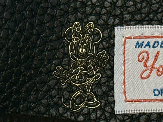 バッグの内ポケットには、全身姿のミニーがゴールドの箔押し入り。見えにくい部分にまでミニーを取り入れた、スペシャル感たっぷりのデザインがたまりません…!