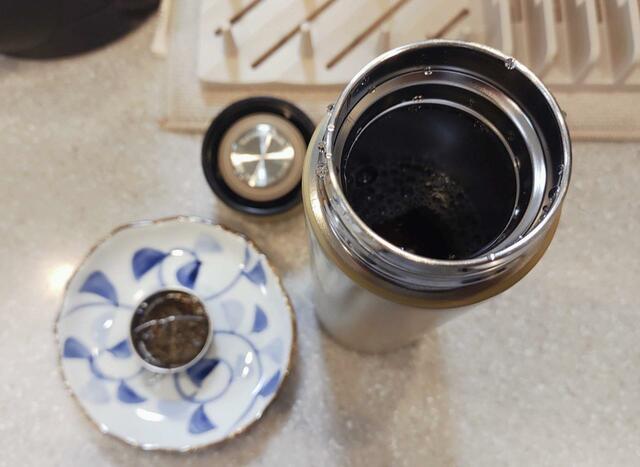 お茶を飲む時は、茶こしを取り外すと便利