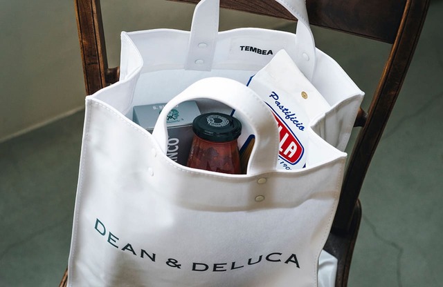 【DEAN & DELUCA|TEMBEA PAPER TOTE WHITE】防水性、耐久性のある生地で、水濡れや汚れもさっと拭き取れます♪