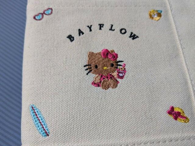 日焼けハローキティやサーフボードなどが刺繍されています