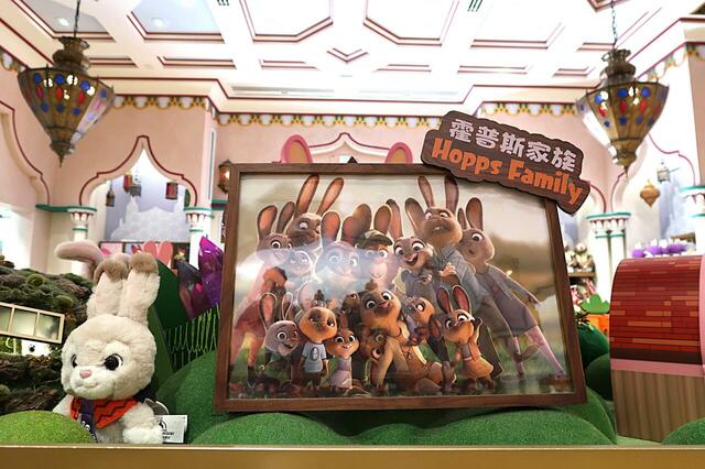 Mr.ビッグの娘のショップ「Fashions by Fru Fru」店内