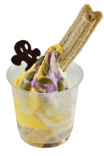 クリッターサンデー (ミッキーチュロス&ミックスソフトクリーム) ¥500 
