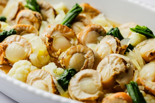 「北海道玉葱入りスープを使った帆立貝のナージュ」<期間:2025年12月1日〜2026年2月28日>【蟹・イクラ・海鮮&北海道の名物グルメが食べ放題!ホテルグランヴィア広島で「旅するブッフェ 海の幸と北海道グルメ」開催!】