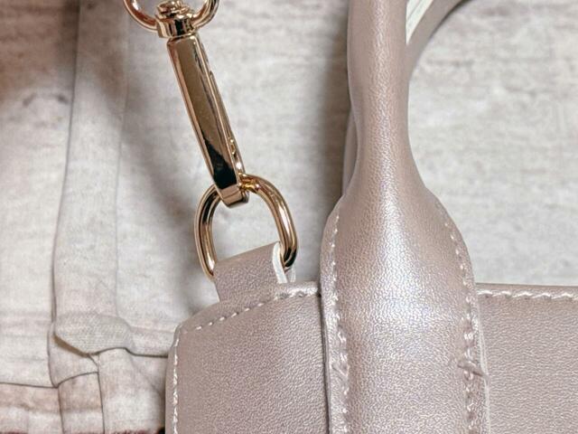 ショルダーストラップはDカンに装着する仕様。取り外し可能なのが◎