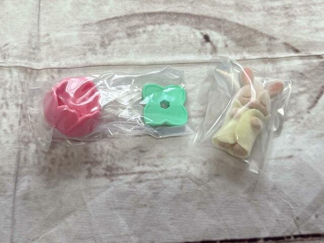 赤ちゃん人形と、お花畑がテーマの小物がセットになっています