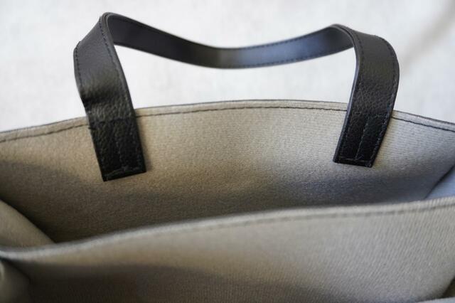 【MOOMIN ムーミン公式ファンブック2023スクエアトートバッグver.】持ち手は内側に縫い付けられている