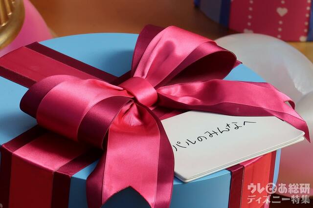 ワールドバザールのプロップス　ミニーマウスからパルのみんなへ