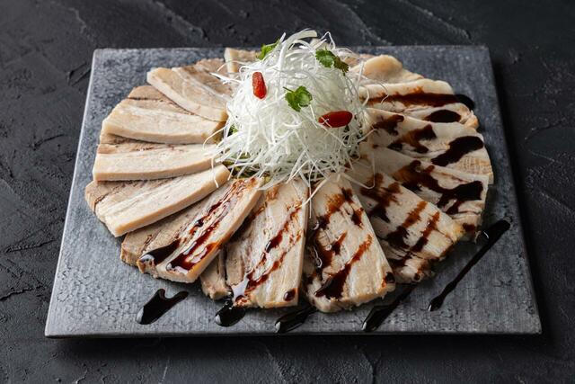 「柔らかく蒸した豚バラ肉のバルサミコ酢豚」<期間:2026年3月1日~5月17日>【ヒルトン東京お台場で“ダイナミックな肉料理”と“可憐ないちごスイーツ”の饗宴「ミート×ストロベリー ビュッフェ」開催】