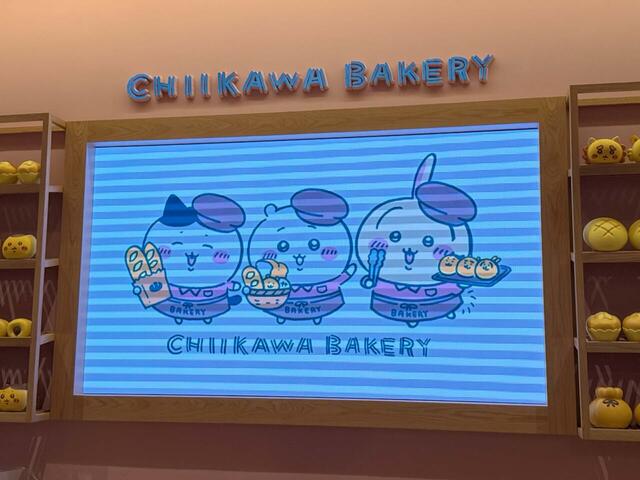 スタッフさんの奥にはモニターも。お会計中も楽しい気分に♪