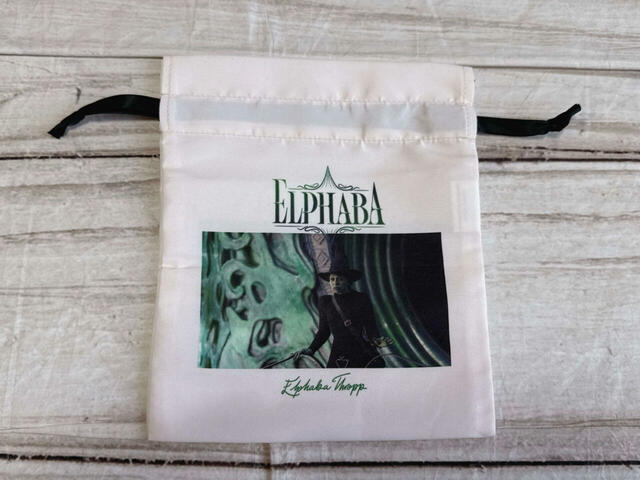 バックはエルファバがプリントされているリバーシブル仕様！