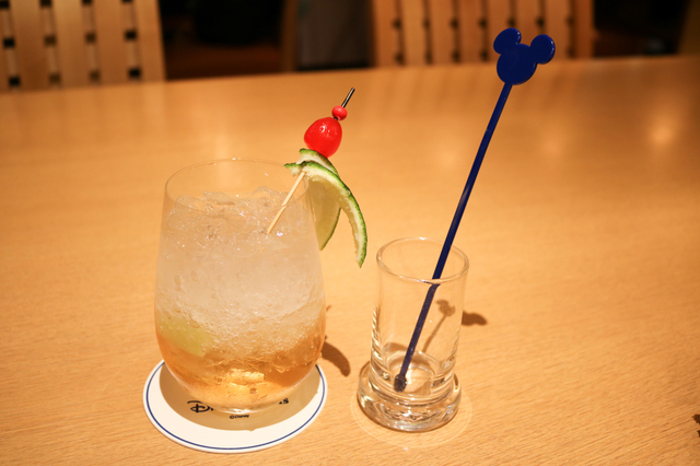 オリジナルカクテル「冬」(梅酒、レモンジュース、クラブソーダ)値段は1,300円となっている。©Disney
