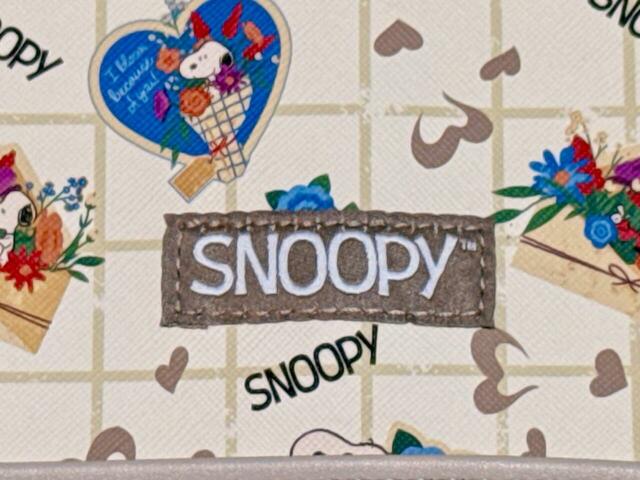 フロントには「SNOOPY」の織りタグ付き