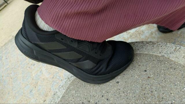 【adidas（アディダス） GALAXY 7 WIDE W】足を曲げても硬さを感じないのが凄い！