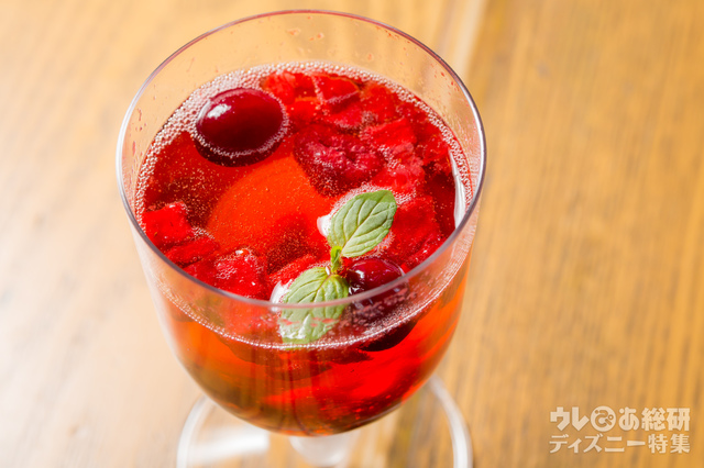 スパークリングワインカクテル(ミックスベリー)¥680「ミゲルズ・エルドラド・キャンティーナ」|東京ディズニーシー「クリスマス・ウィッシュ」(2016年)