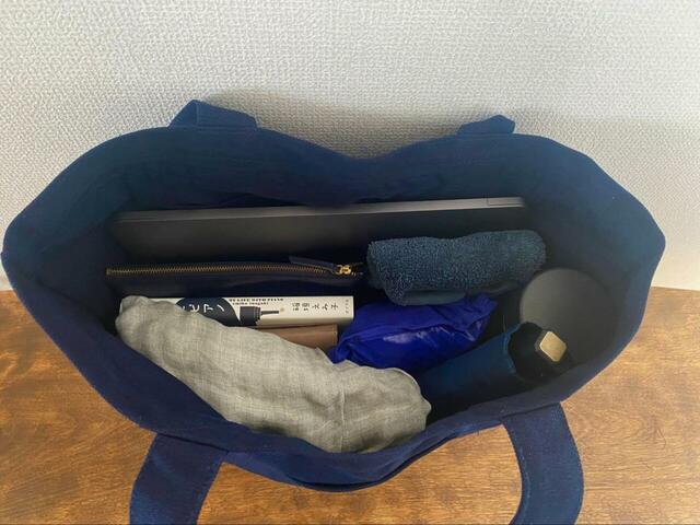 【無印良品　帆布 横型 トートバッグ】普段の通勤に必要な荷物が全部入りました。ノートPCもOK！