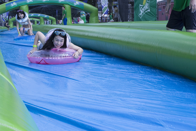 スライドザシティーに参加した水着美女たち