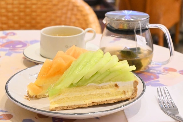 「【キル フェ ボン「MELONフェア」】「特選 熊本県産“塩アールスメロン”のタルト」と「熊本県産“レノンメロン”のタルト」。キル フェ ボンおすすめのブレンドティー「アールグレイ煎茶」を添えて。
