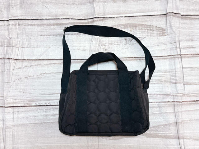 背面は装飾がないシンプルなデザイン