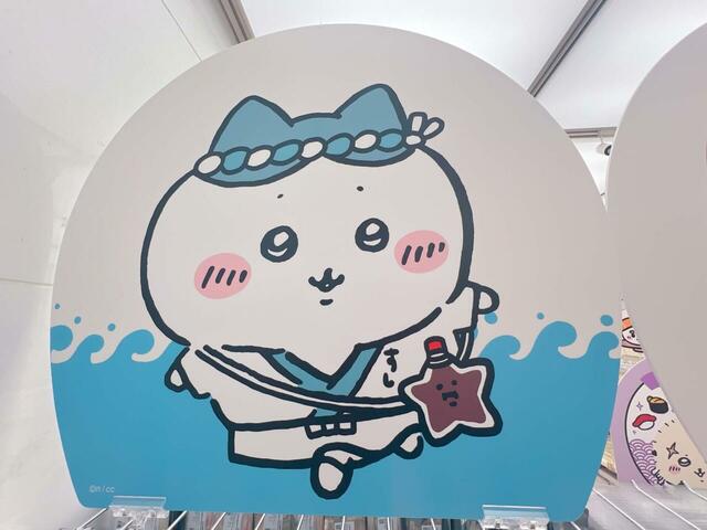 商品棚上の装飾。星形のミニ醤油をポシェットのように携えた板前ハチワレがたまりません…!