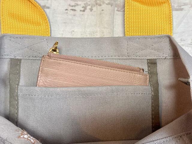 内側のポケットにはフラグメントケースやスマホが入るサイズ感