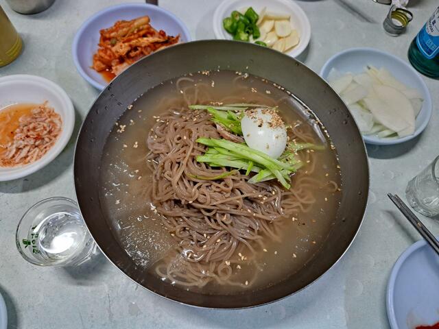 「抱川メミル冷麺」の特冷麺8000ウォン。普通冷麺は7000ウォン