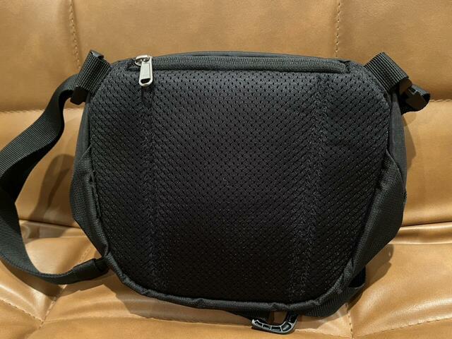 【Columbia パナシーアショルダー】背中にあたる部分はメッシュ素材なので、暑い季節でも快適に使えそう！