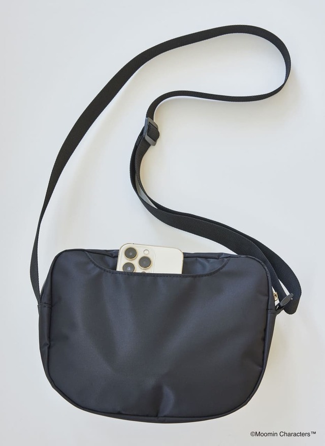 【ムーミン軽量ショルダーバッグ】スマホを取り出しやすい背面オープンポケット