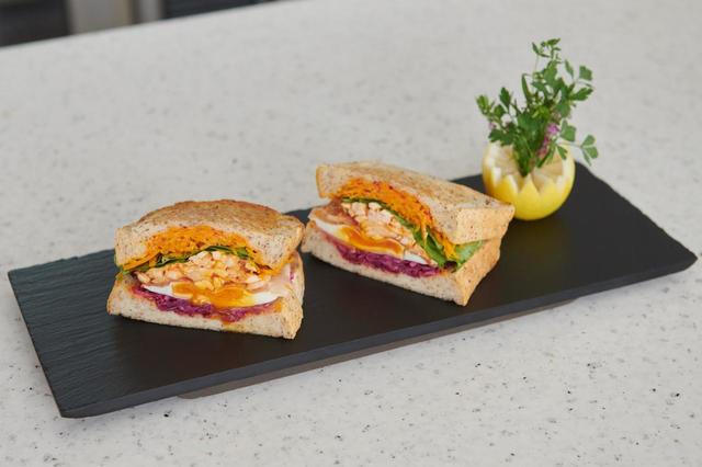 草彅剛プロデュース　スモークチキンのヘルシーホットサンド