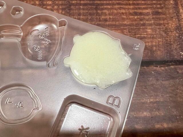 まずはちいかわに白グミの液を入れます