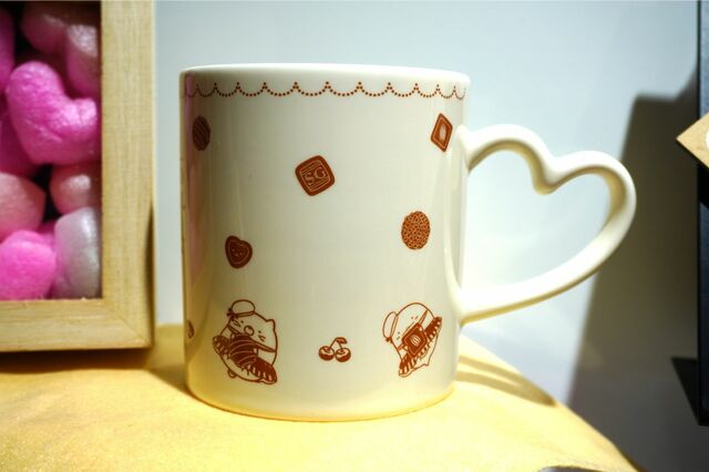 【すみっコぐらしカフェ～喫茶すみっコでチョコレートフェア～】「マグカップ（ハートハンドル）」1,980円