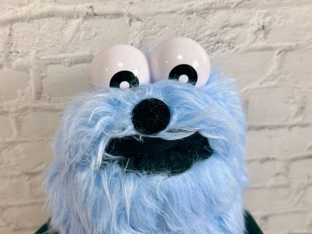 くりくりしたプラスチック製のお目目に、お口を開けた表情もとってもキュート♪