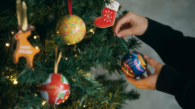 「ホリデーオーナメント缶」＜価格：各￥900（税込￥972）＞【【DEAN＆DELUCA】世界各国の“おいしい”が揃う「ホリデーマーケット」スタート！Xmasが待ち遠しくなるアイテムが勢揃い♪】