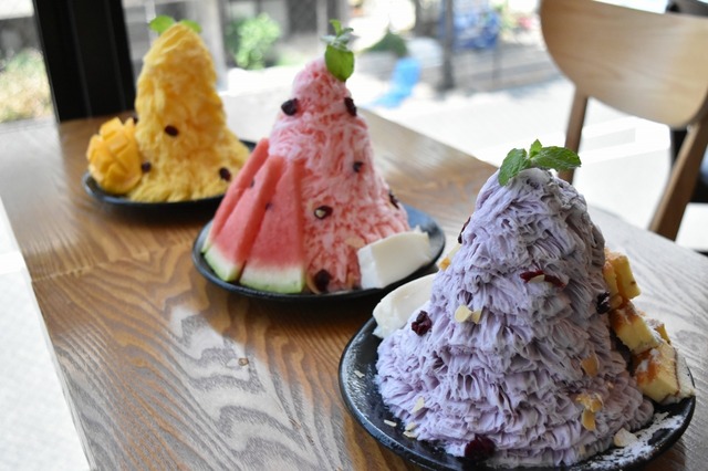 タロイモの紫が涼しげ