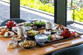 「炉端・炭火焼 和朝食ビュッフェ」<期間:2026年7月1日〜8月31日>【【沖縄】海を眺めながら贅沢な“和”朝食体験!焼きたての「あぐー味噌漬け焼き」や海ぶどうが彩りを添える「海鮮丼」も登場!】