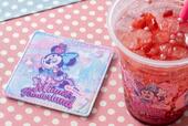 スパークリングゼリードリンク （フラワーシロップ＆ストロベリー） スーベニアコースター付き 1,000円｜プラザパビリオン・レストラン｜スペシャルメニュー｜東京ディズニーランド「ディズニー・パルパルーザ」第1弾「ミニーのファンダーランド」