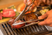 最高の焼加減で提供される“厚切り肉”
