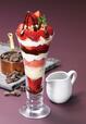 ストロベリー&ホットファッジ 1,180円（税込1,298円）【ロイヤルホスト『苺 ～Sweet Strawberry 1st season～』】