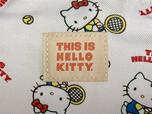 フロント下部には「THIS IS HELLO KITTY.」のロゴ織りタグ付き