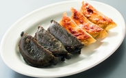 粗挽き肉の黒餃子＆本格焼餃子