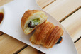 クロワッサンの中に…アボカドとサーモンの細巻が入ってる……「カリフォルニアクロワッサン」