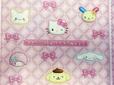 【サンリオキャラクターズ当りくじ】「21．ファイルホルダー／ピンク」ピンクのキルティングを背景に、サンリオキャラクターズのお顔が勢揃い！