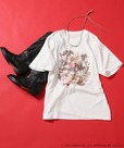 【サンリオ×FREAK'S STORE】“HELLO KITTY” Giddy Upコラージュ プリントTシャツ　¥5,995／テンガロンハットやウエスタンブーツを身にまとった「ハローキティ」デザイン