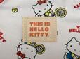 フロント下部には「THIS IS HELLO KITTY.」のロゴ織りタグ付き