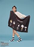 【PEANUTS meets GELATO PIQUE】'ジェラート'ブランケット ¥7,480'パウダー'ソックス ¥2,640カラー:ダークグレーサイズ:フリー