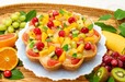 【キル フェ ボン】「輪花型　色とりどりのフルーツとチーズムースのタルト」whole (25cm) ￥16,200、whole (17cm) ￥8,820／今年の新作！風味豊かなル ガール クリームチーズを使用したチーズムースとフルーツのタルト