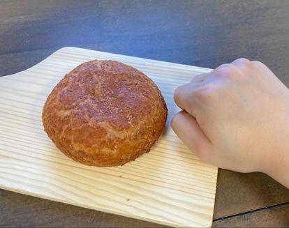 超おすすめ セブン お店で揚げたカレーパン を実食 Snsでバズり中の 実力 を正直レビュー 1 2 うまいパン